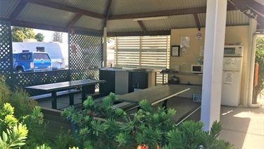 Bells Caravan Park - camp kitchen