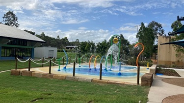 Zero depth splash pad with water tipping bucket