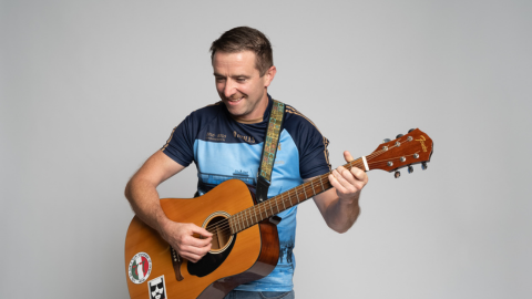 Image of Irish folk singer and guitarist known as Dublin Dan playing the guitar